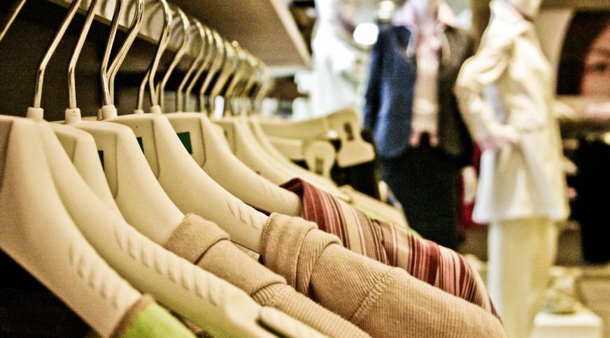 Consumentenorganisaties en professionele organisaties pleiten voor een versoepeling van de verplichting om alleen te gaan winkelen